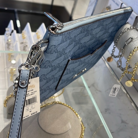 Michae Kors Jet Set Item Large Logo 2-in-1 Central Zip Wristlet
Pale Blue
NWT - Picture 11 of 16